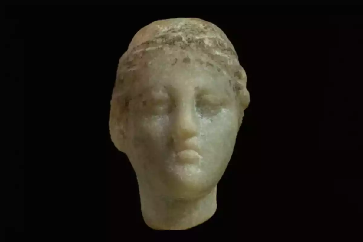 Cabeza de escultura antigua de mármol sobre fondo negro Cabeza de escultura antigua de mármol sobre fondo negro