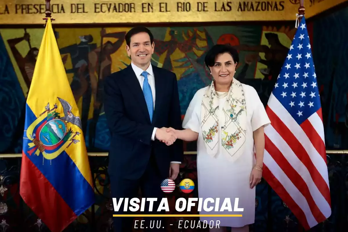 Dos personas se dan la mano en un acto diplomático entre Ecuador y Estados Unidos, con las banderas de ambos países a los lados y un mural colorido de fondo, acompañado del texto visita oficial EE.UU. Ecuador.