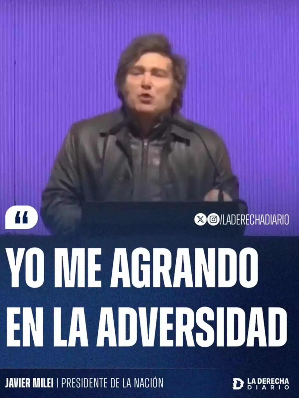 Hombre de cabello largo y chaqueta de cuero hablando frente a un micrófono con fondo violeta y un texto grande que dice yo me agrando en la adversidad Hombre de cabello largo y chaqueta de cuero hablando frente a un micrófono con fondo violeta y un texto grande que dice yo me agrando en la adversidad