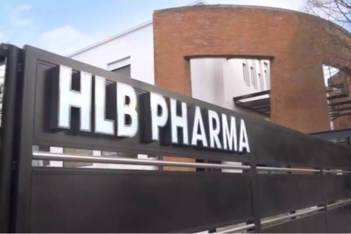 Entrada de un edificio moderno con un letrero grande que dice HLB PHARMA