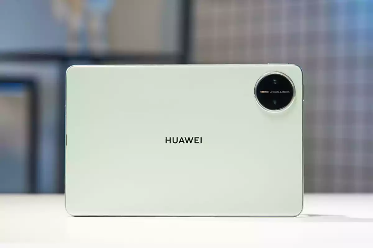 Tablet Huawei color verde claro vista desde la parte trasera con el logo en el centro y un módulo de cámara circular en la esquina superior derecha Tablet Huawei color verde claro vista desde la parte trasera con el logo en el centro y un módulo de cámara circular en la esquina superior derecha