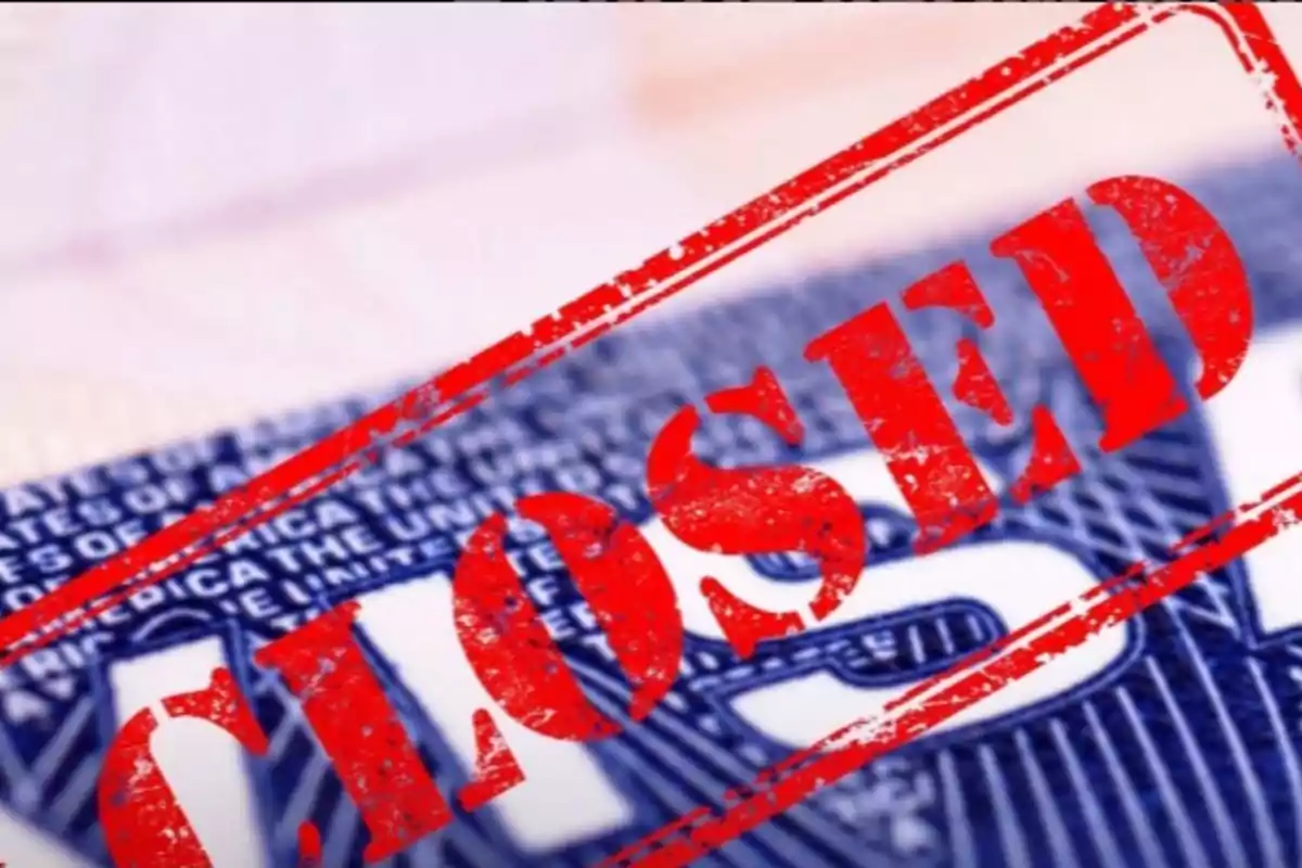 Sello rojo con la palabra CLOSED sobre un documento oficial azul