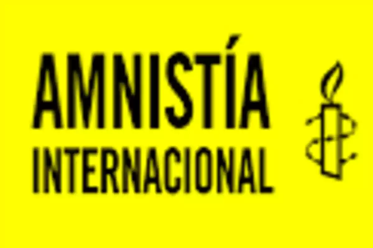 Logo de Amnistía Internacional con fondo amarillo y una vela encendida rodeada de alambre de púas