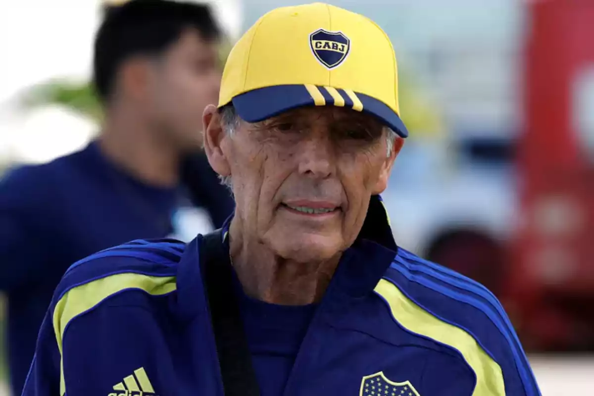 Hombre mayor con gorra y chaqueta deportivas de Boca Juniors