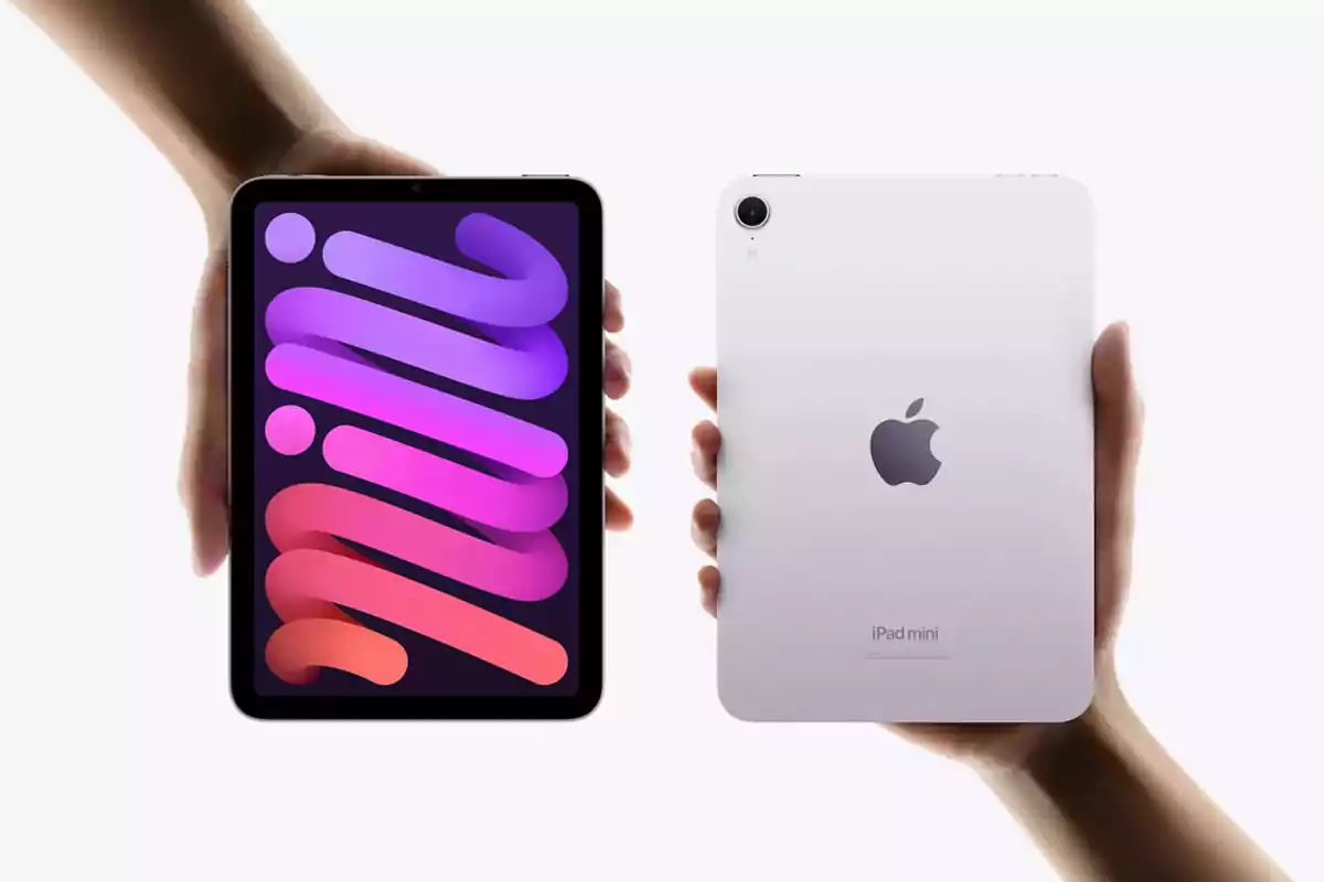 Dos manos sostienen un iPad mini, una mostrando la pantalla encendida con colores vibrantes y la otra mostrando la parte trasera plateada con el logo de Apple. Dos manos sostienen un iPad mini, una mostrando la pantalla encendida con colores vibrantes y la otra mostrando la parte trasera plateada con el logo de Apple.