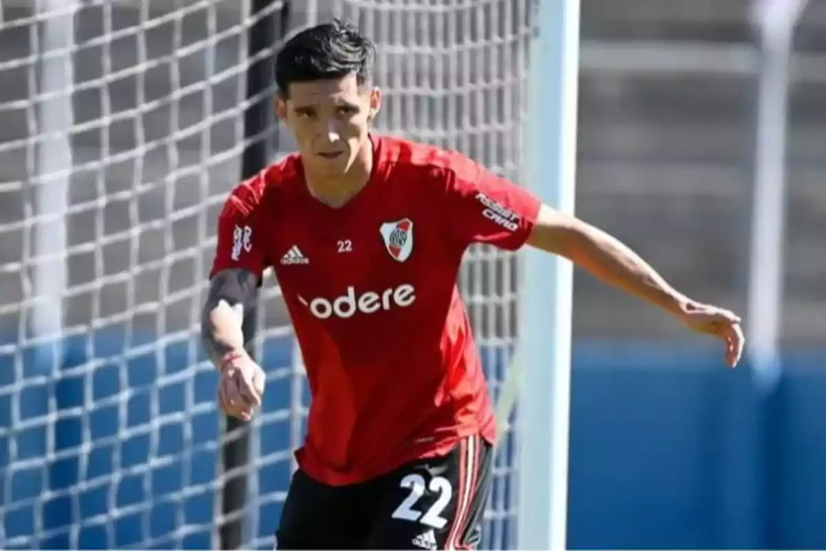 Soccer player wearing River Plate’s red jersey number 22 on a field next to the goal. Soccer player wearing River Plate’s red jersey number 22 on a field next to the goal.