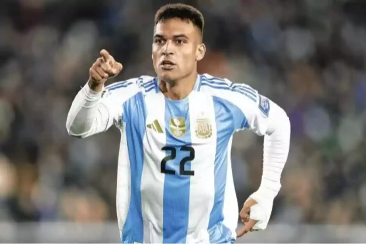 Futbolista con uniforme de la selección argentina número 22 señalando con el dedo durante un partido
