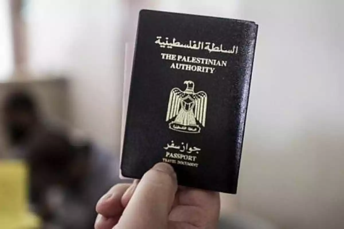 Person holding a Palestinian Authority passport