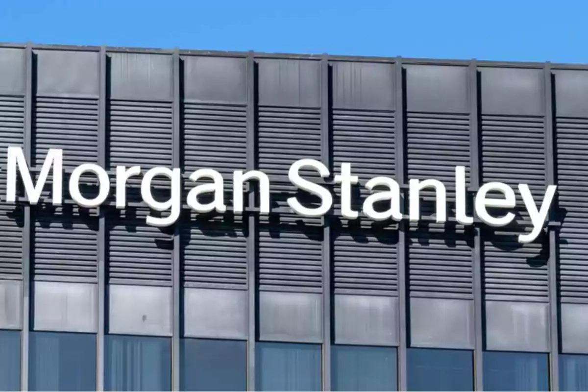 Fachada de edificio con el letrero Morgan Stanley en letras blancas sobre fondo azul y gris