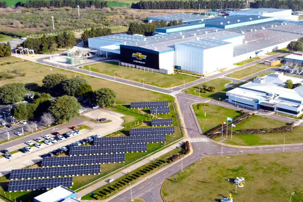 Vista aérea de una planta industrial de Chevrolet con paneles solares y áreas verdes alrededor Vista aérea de una planta industrial de Chevrolet con paneles solares y áreas verdes alrededor
