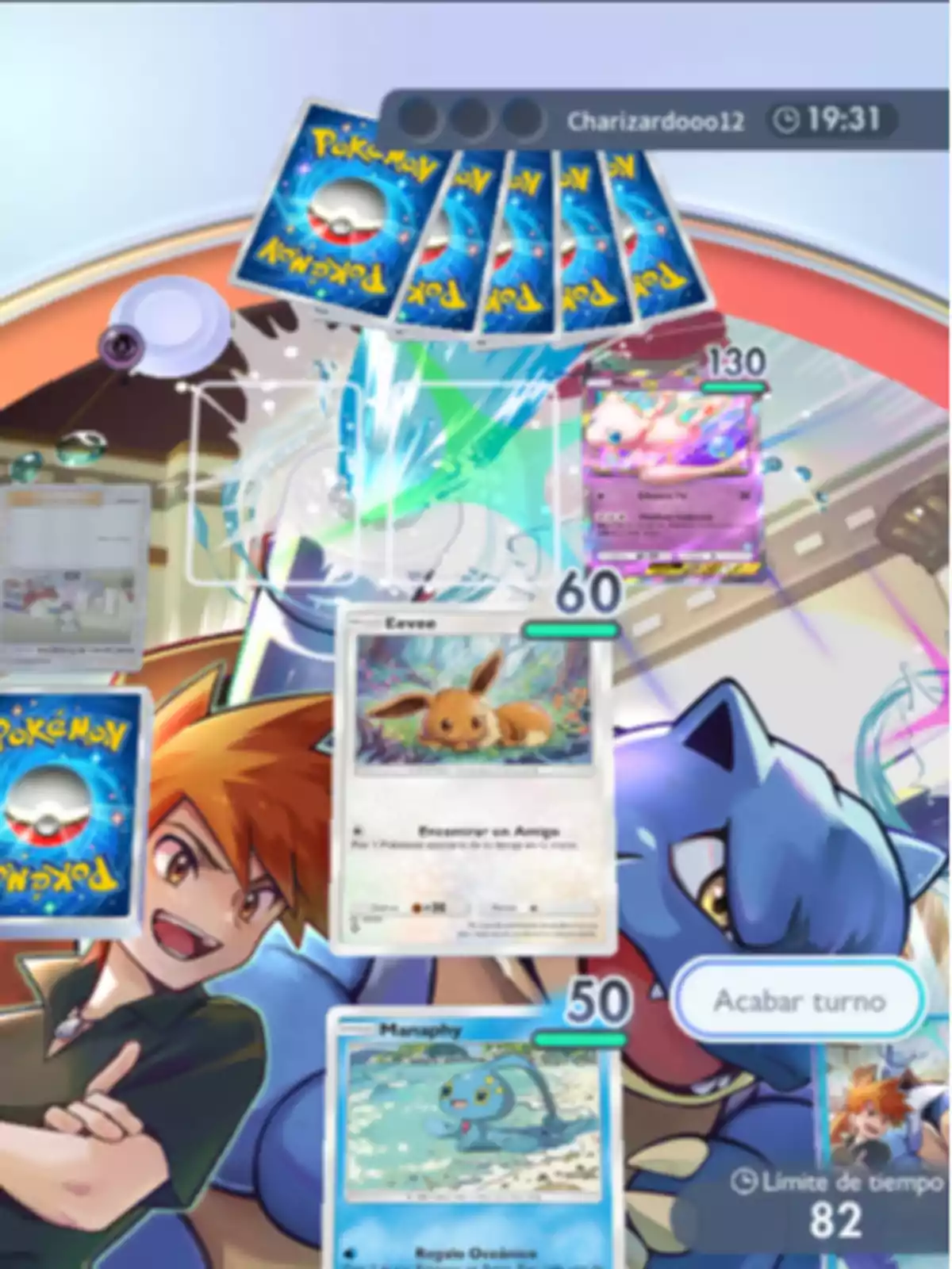 Partida de cartas Pokémon en línea con cartas de Eevee y Manaphy en juego y un personaje animado al fondo Partida de cartas Pokémon en línea con cartas de Eevee y Manaphy en juego y un personaje animado al fondo