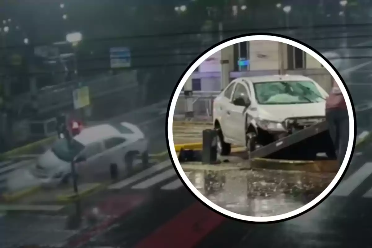 Auto blanco choca contra una estructura en una calle mojada durante la noche, con un acercamiento que muestra los daños en la parte frontal del vehículo.