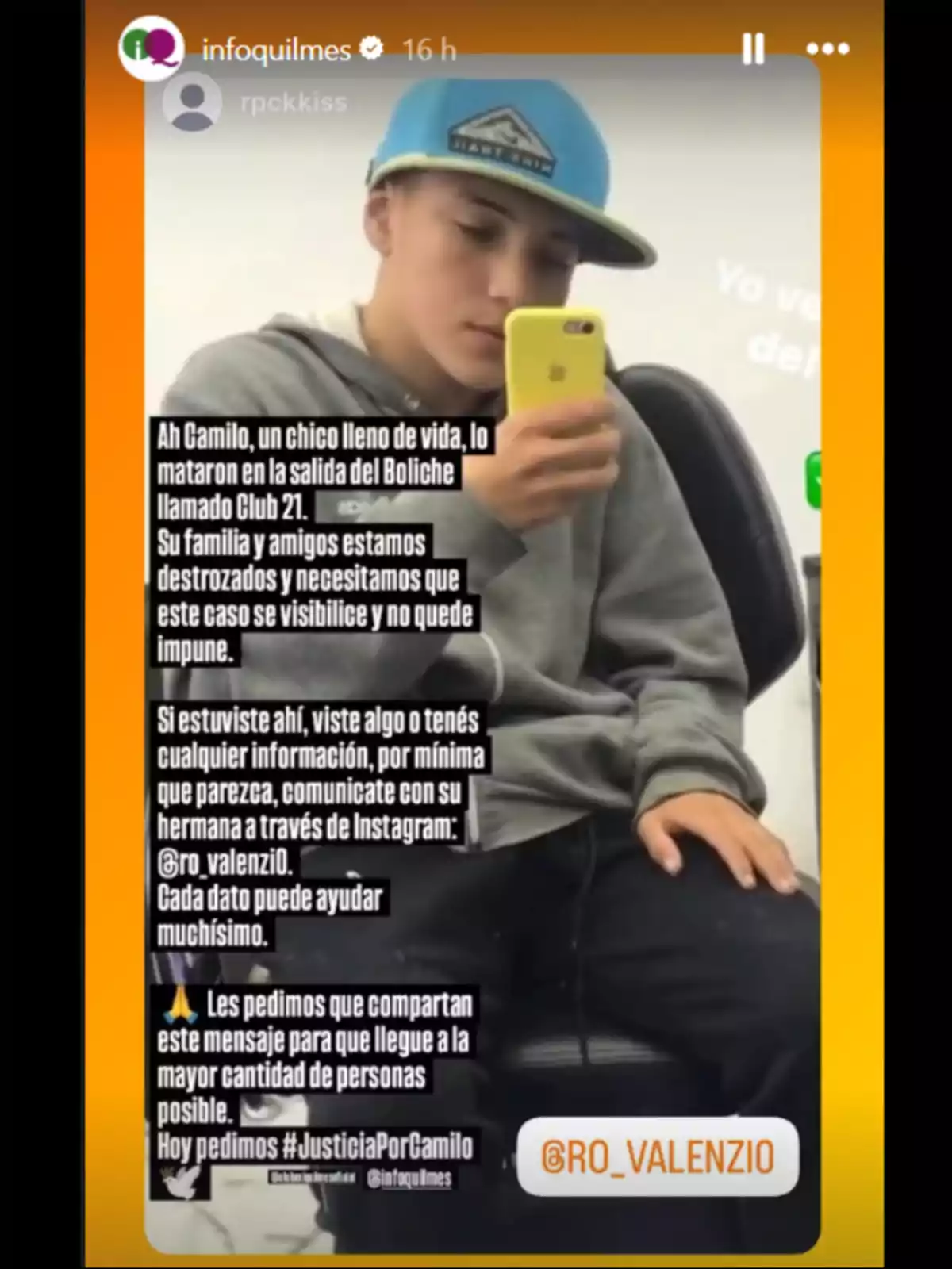 Young man wearing a light blue cap and gray sweatjersey sitting down, holding a yellow cellphone, accompanied by a message demanding justice for Camilo and requesting information about his murder outside a nightclub, with a call to share the message and an Instagram contact. Young man wearing a light blue cap and gray sweatjersey sitting down, holding a yellow cellphone, accompanied by a message demanding justice for Camilo and requesting information about his murder outside a nightclub, with a call to share the message and an Instagram contact.