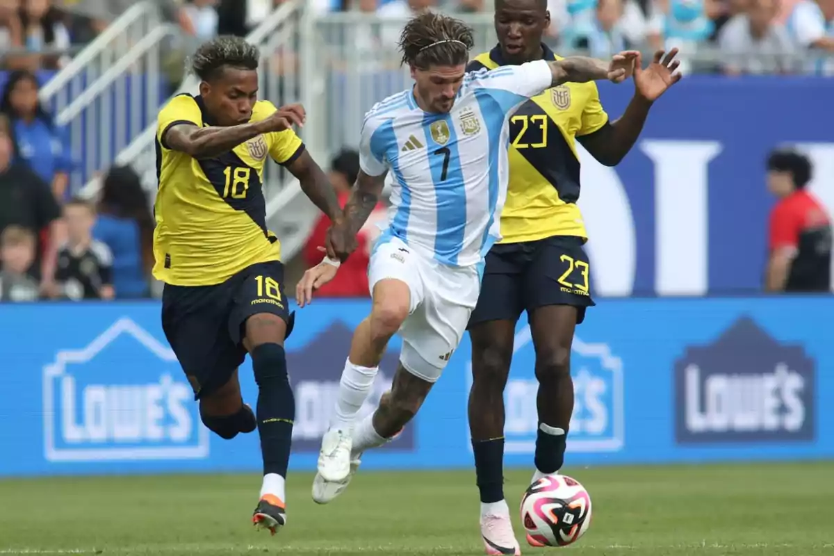 Tres futbolistas disputan el balón durante un partido entre las selecciones de Argentina y Ecuador Tres futbolistas disputan el balón durante un partido entre las selecciones de Argentina y Ecuador