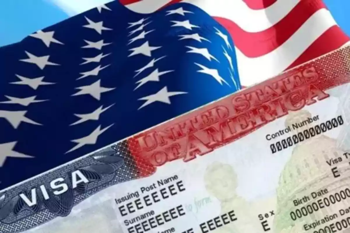 Bandera de Estados Unidos ondeando junto a una visa estadounidense Bandera de Estados Unidos ondeando junto a una visa estadounidense