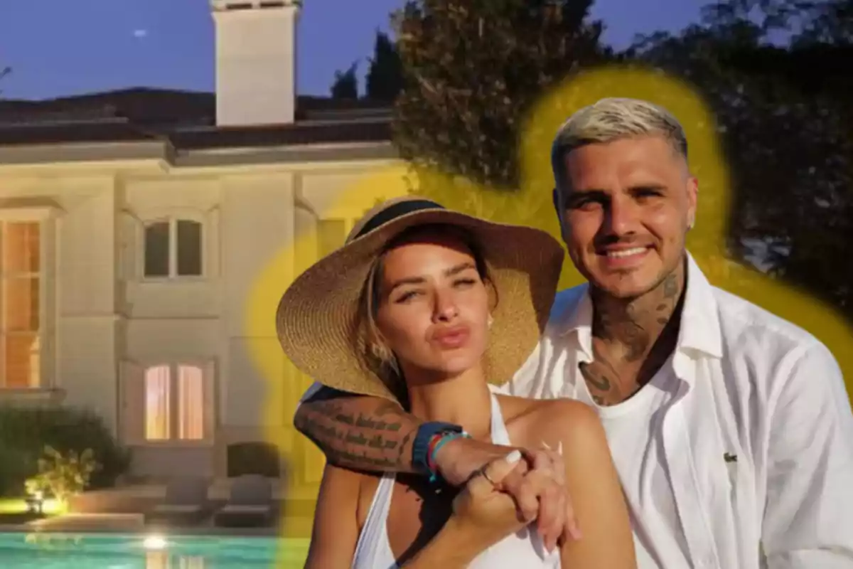 Pareja abrazada sonríe frente a una casa elegante con piscina iluminada al atardecer