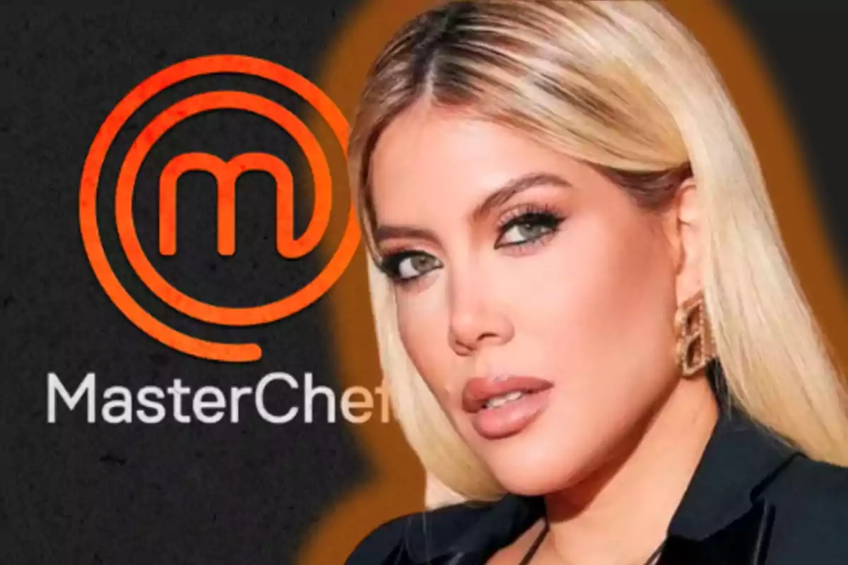 Mujer rubia de cabello lacio y maquillaje marcado frente al logo de MasterChef
