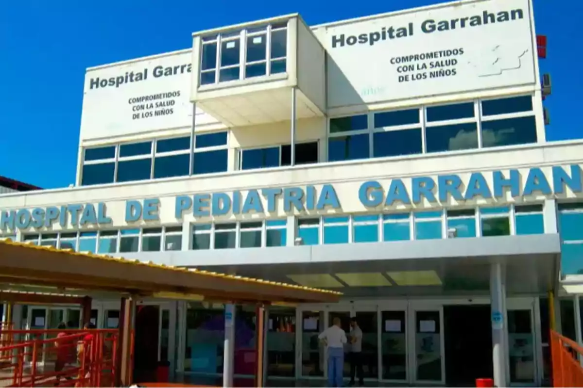 Facade of the Garrahan Pediatric Hospital on a sunny day with a blue sky