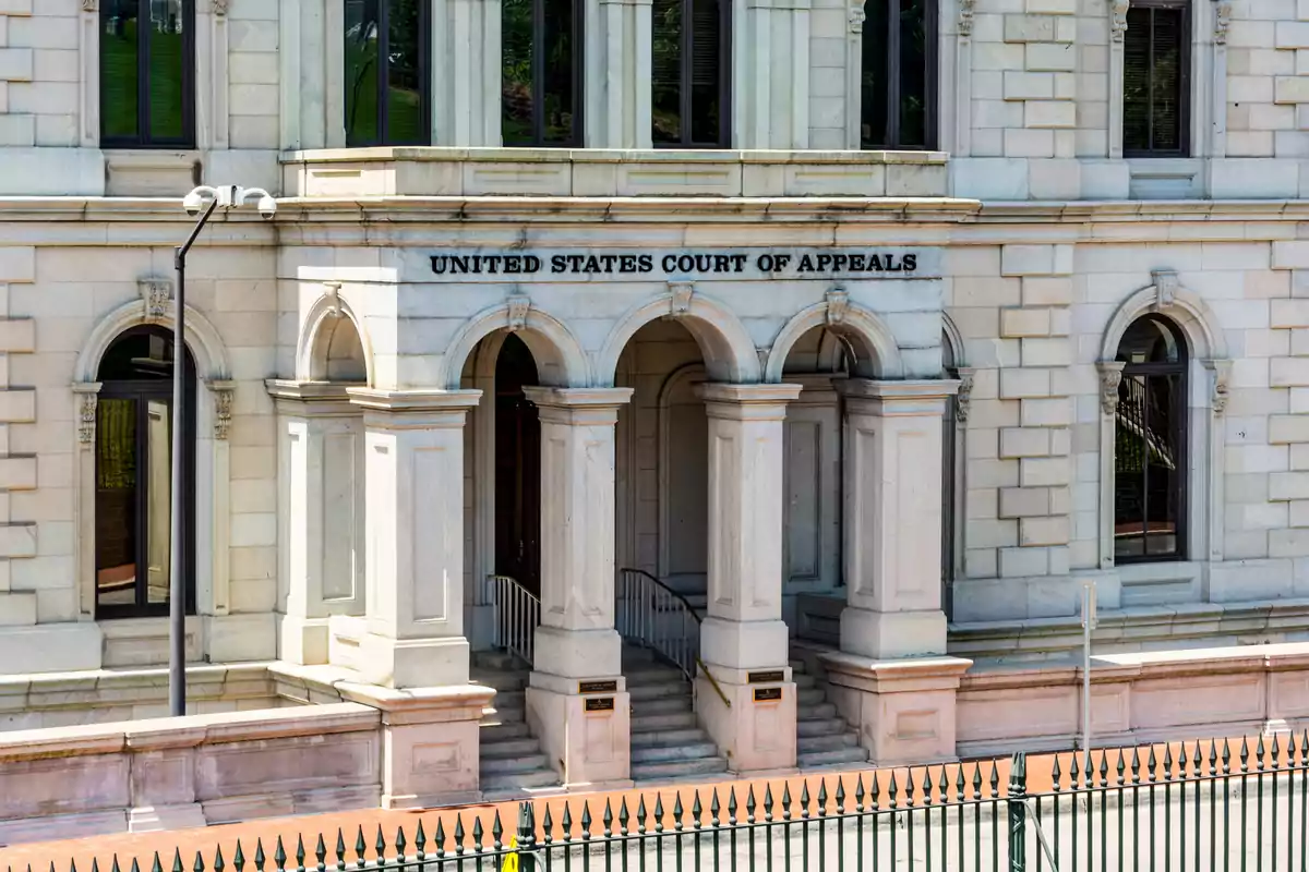 Fachada de un edificio de piedra con la inscripción United States Court of Appeals sobre la entrada principal con tres arcos y escaleras Fachada de un edificio de piedra con la inscripción United States Court of Appeals sobre la entrada principal con tres arcos y escaleras
