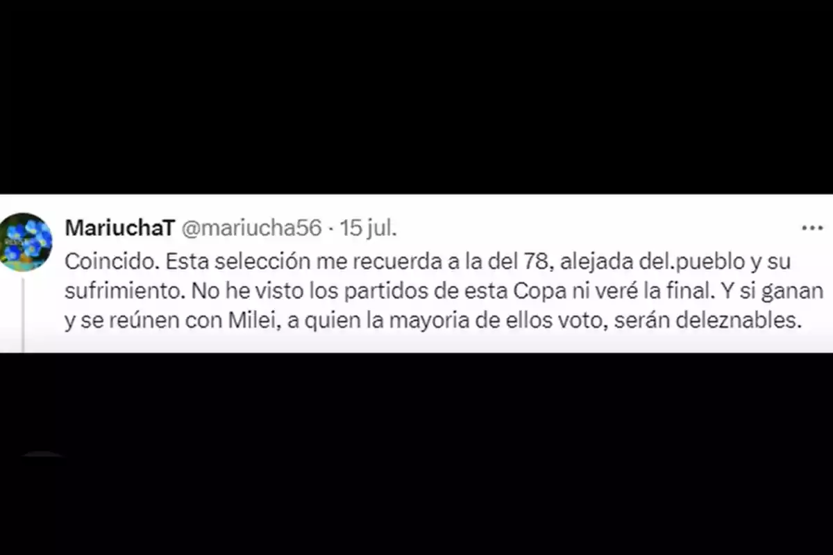 Captura de pantalla de un tuit de MariuchaT, publicado el 15 de julio, donde expresa su opinión sobre una selección de fútbol, comparándola con la del 78 y mencionando su desconexión con el pueblo. También comenta que no ha visto los partidos de la Copa ni verá la final, y critica la posibilidad de que se reúnan con Milei, a quien muchos de ellos votaron, calificándolos de deleznables.