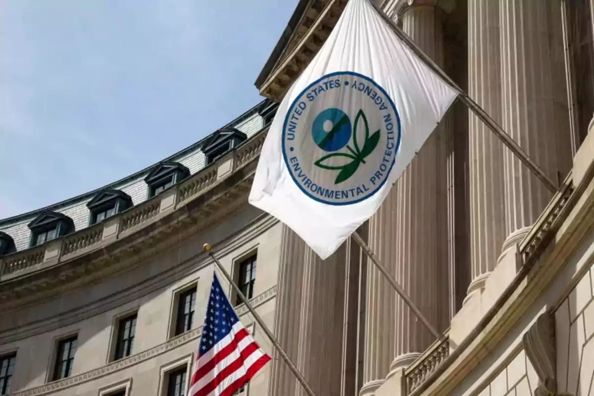 Edificio con banderas de Estados Unidos y de la Agencia de Protección Ambiental ondeando.