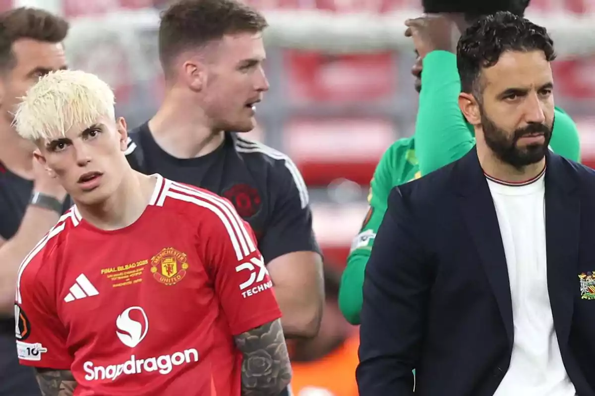 Un jugador del Manchester United con expresión seria y cabello rubio platinado está junto a un hombre con barba y chaqueta oscura en un estadio de fútbol Un jugador del Manchester United con expresión seria y cabello rubio platinado está junto a un hombre con barba y chaqueta oscura en un estadio de fútbol