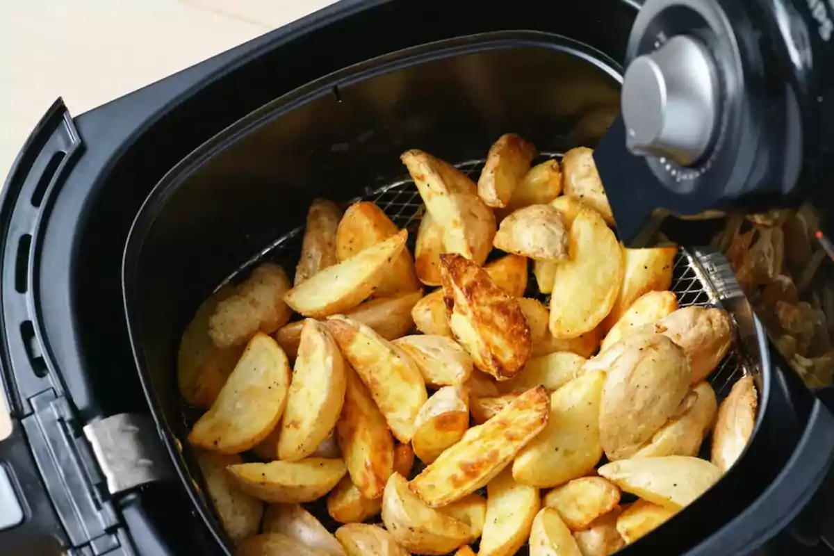 Papas doradas cocinadas en una freidora de aire.