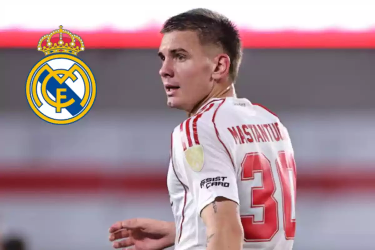 Un jugador de fútbol con uniforme blanco y rojo mira hacia un lado, con el escudo del Real Madrid en el fondo.