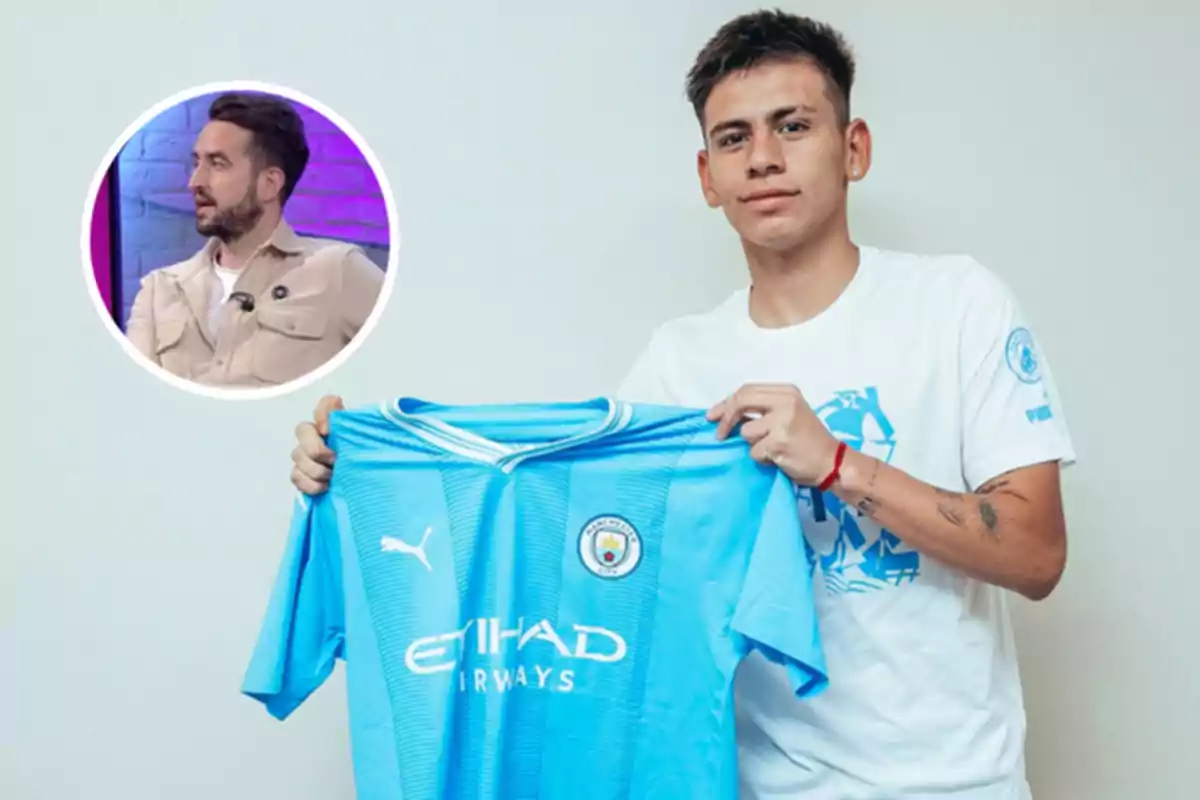Un joven sostiene una camiseta del Manchester City mientras en un recuadro se muestra a otra persona en un estudio de televisión.