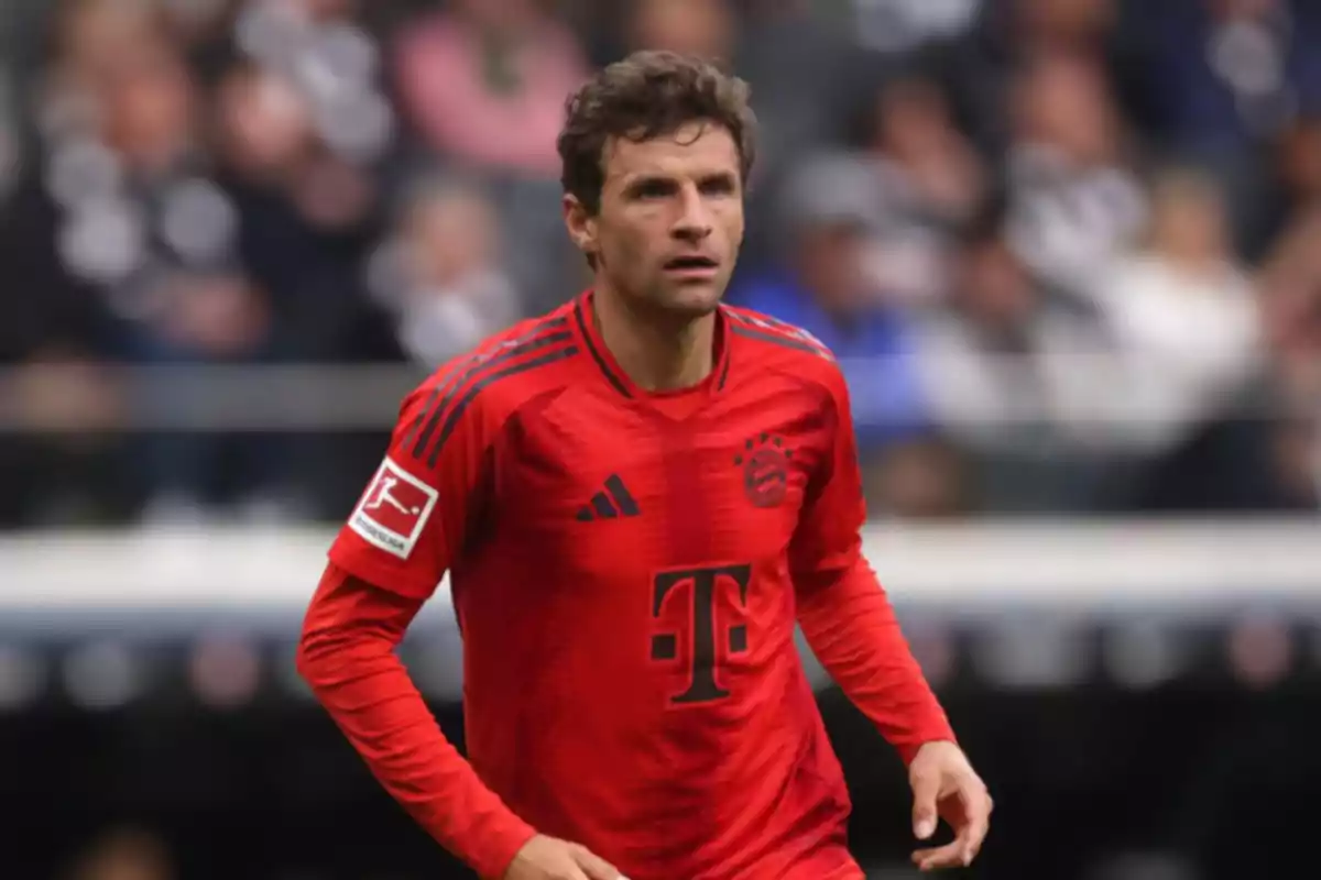 Futbolista con uniforme rojo del Bayern Múnich en pleno partido