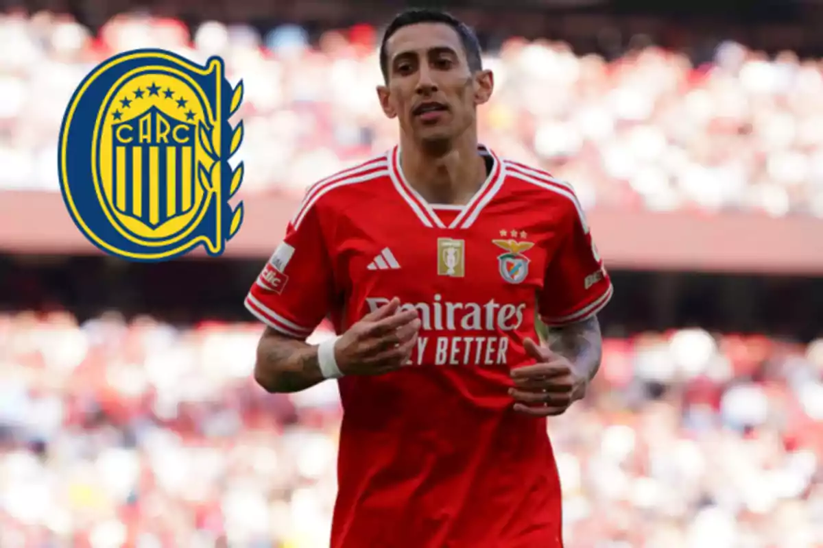 Futbolista con uniforme rojo del Benfica en el campo y el escudo de Rosario Central al fondo