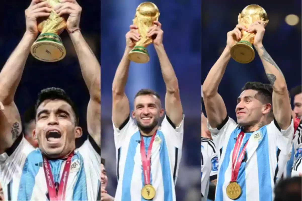 Tres futbolistas argentinos con medallas y camisetas de la selección levantan el trofeo de la Copa del Mundo celebrando la victoria. Tres futbolistas argentinos con medallas y camisetas de la selección levantan el trofeo de la Copa del Mundo celebrando la victoria.