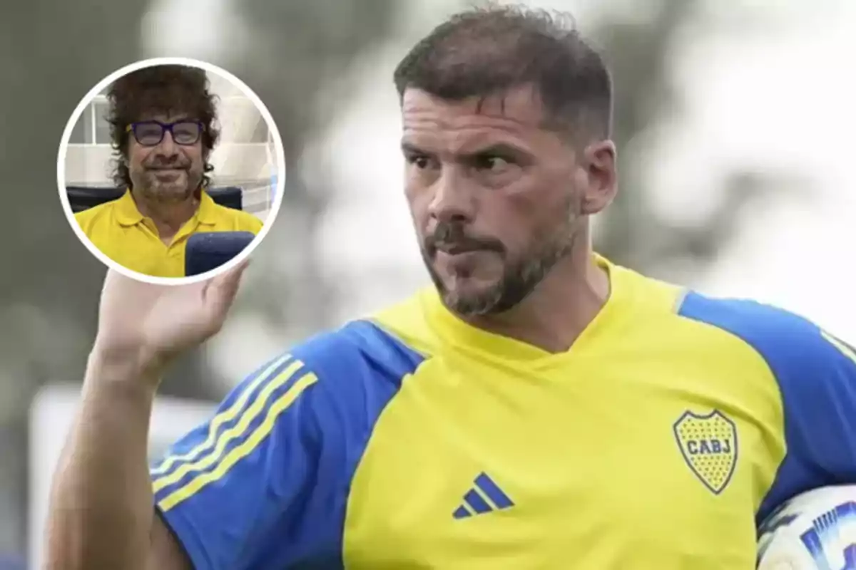 Un jugador de fútbol con uniforme amarillo y azul del CABJ sostiene un balón mientras mira hacia un lado; en un recuadro, un hombre con gafas y camisa amarilla sonríe.