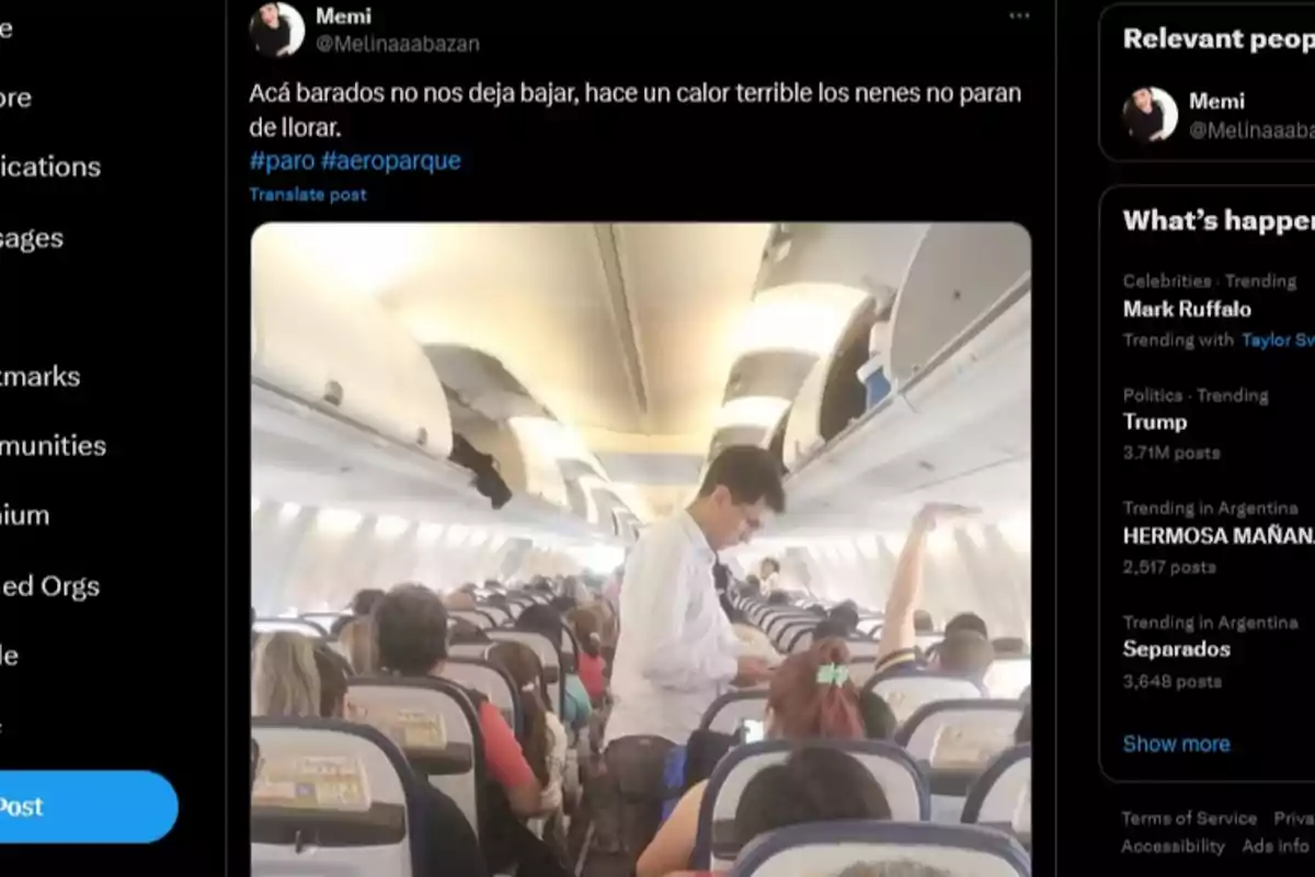 Una imagen muestra el interior de un avión con pasajeros sentados y un hombre de pie en el pasillo, mientras en la pantalla se ve un tuit que describe una situación de calor y niños llorando debido a que no pueden bajar del avión.