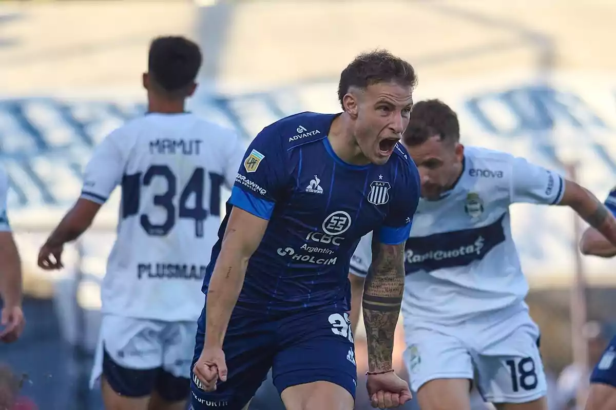 Jugador de fútbol celebrando un gol durante un partido.