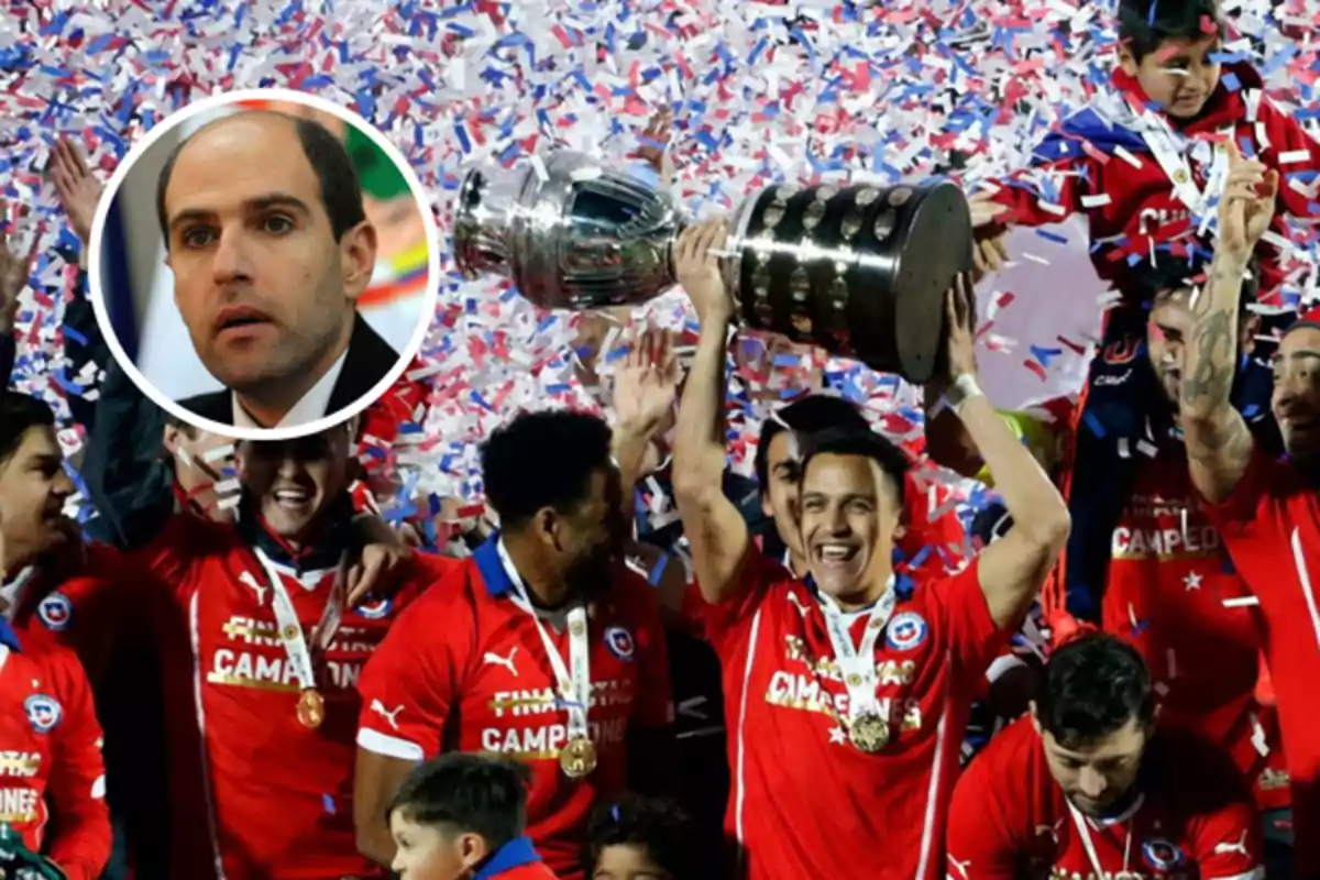 Chilean national team players celebrate with the trophy amid confetti while an inset shows the face of a bald man.