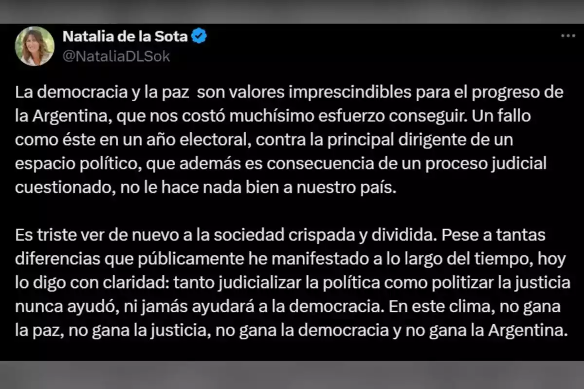 Captura de pantalla de un tuit de Natalia de la Sota donde expresa su preocupación por la democracia y la paz en Argentina, criticando la judicialización de la política y la politización de la justicia en un contexto electoral Captura de pantalla de un tuit de Natalia de la Sota donde expresa su preocupación por la democracia y la paz en Argentina, criticando la judicialización de la política y la politización de la justicia en un contexto electoral