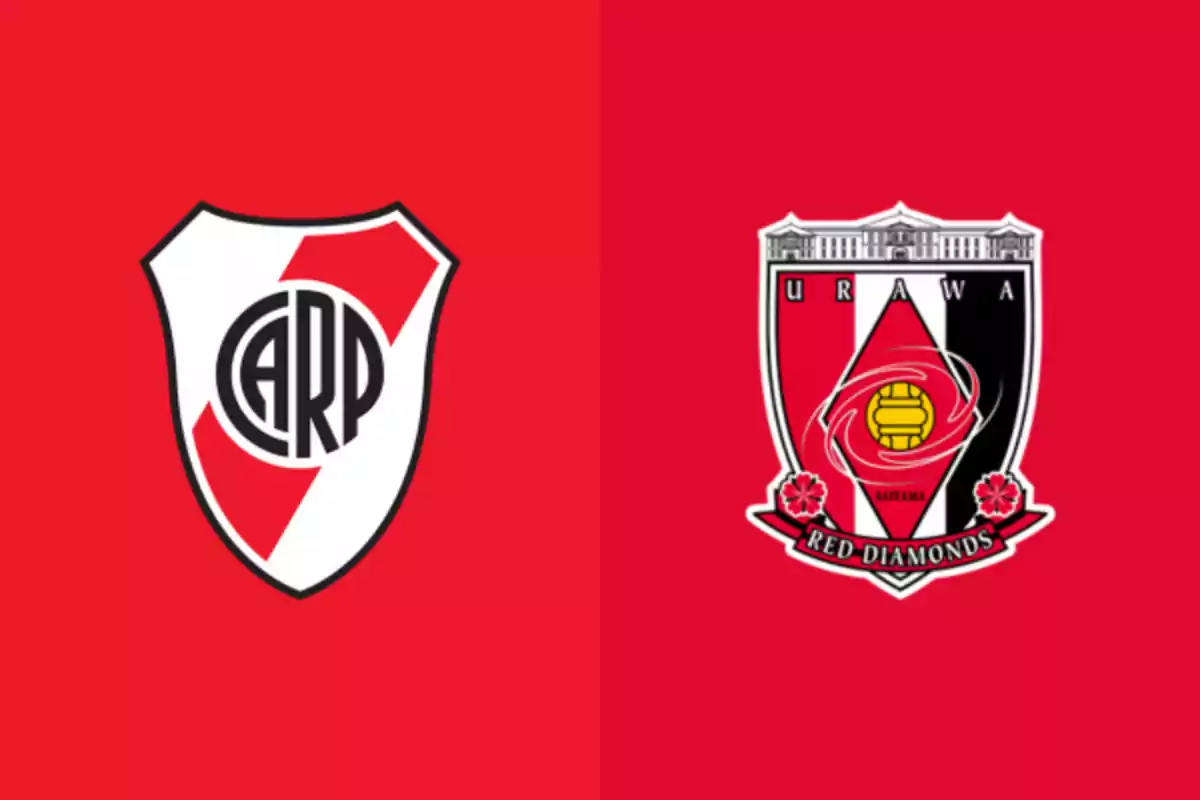 Escudos de los equipos de fútbol River Plate y Urawa Red Diamonds sobre fondo rojo
