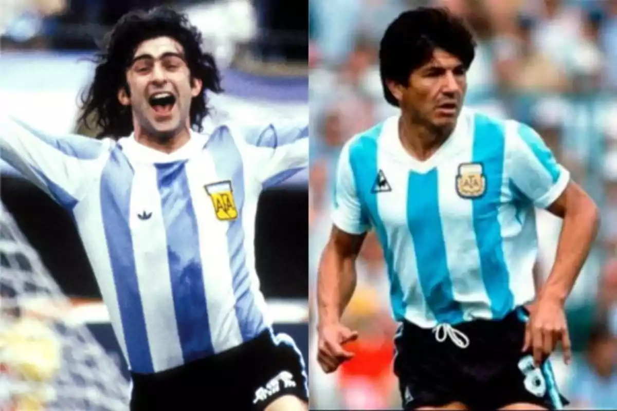 Dos futbolistas con la camiseta de la selección argentina en acción durante un partido. Dos futbolistas con la camiseta de la selección argentina en acción durante un partido.