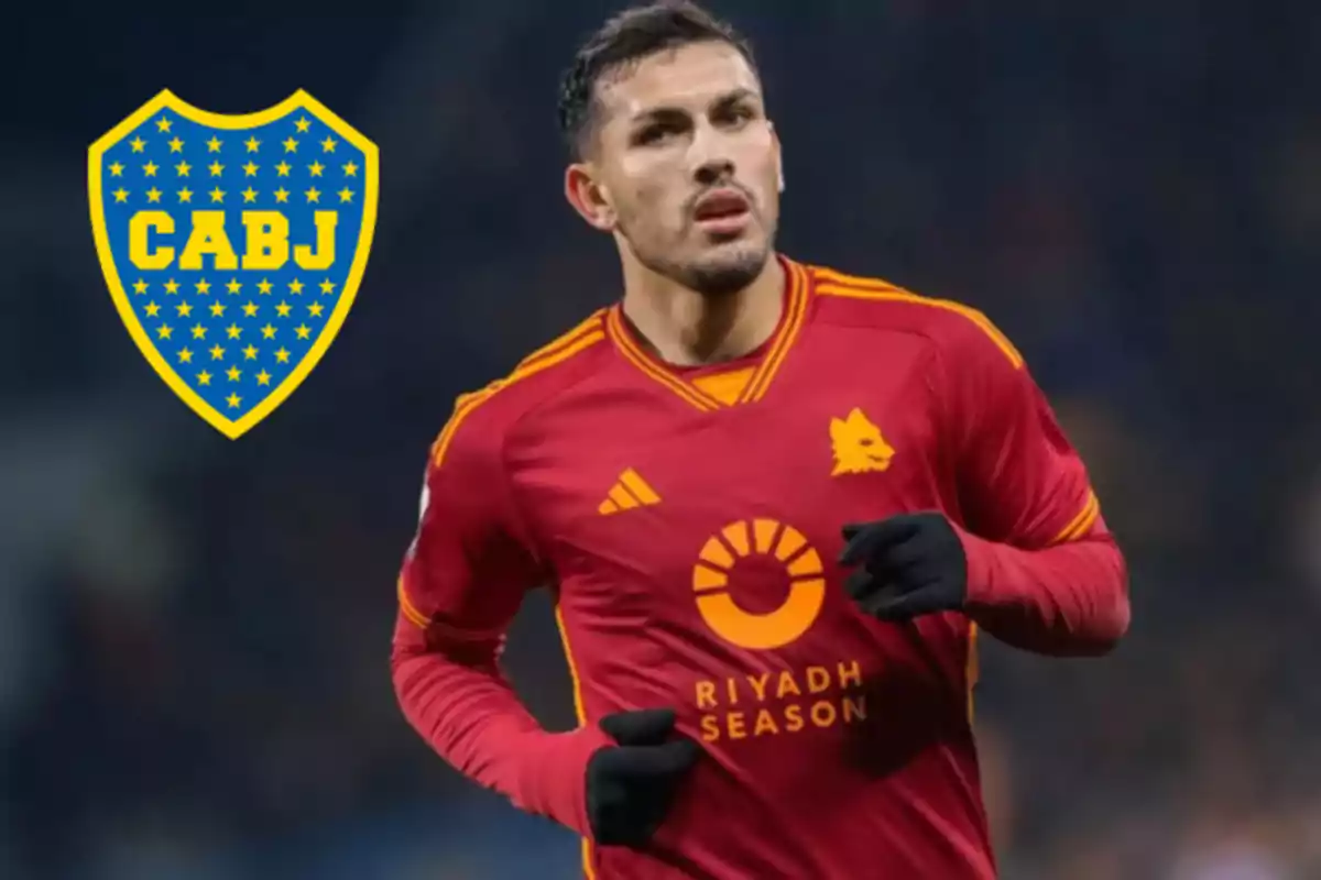 Futbolista con uniforme rojo corriendo en la cancha y escudo de Boca Juniors al fondo