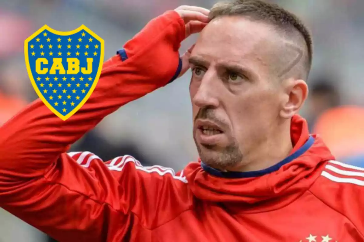 Futbolista con expresión de sorpresa usando un uniforme rojo y el escudo de Boca Juniors en la esquina superior izquierda