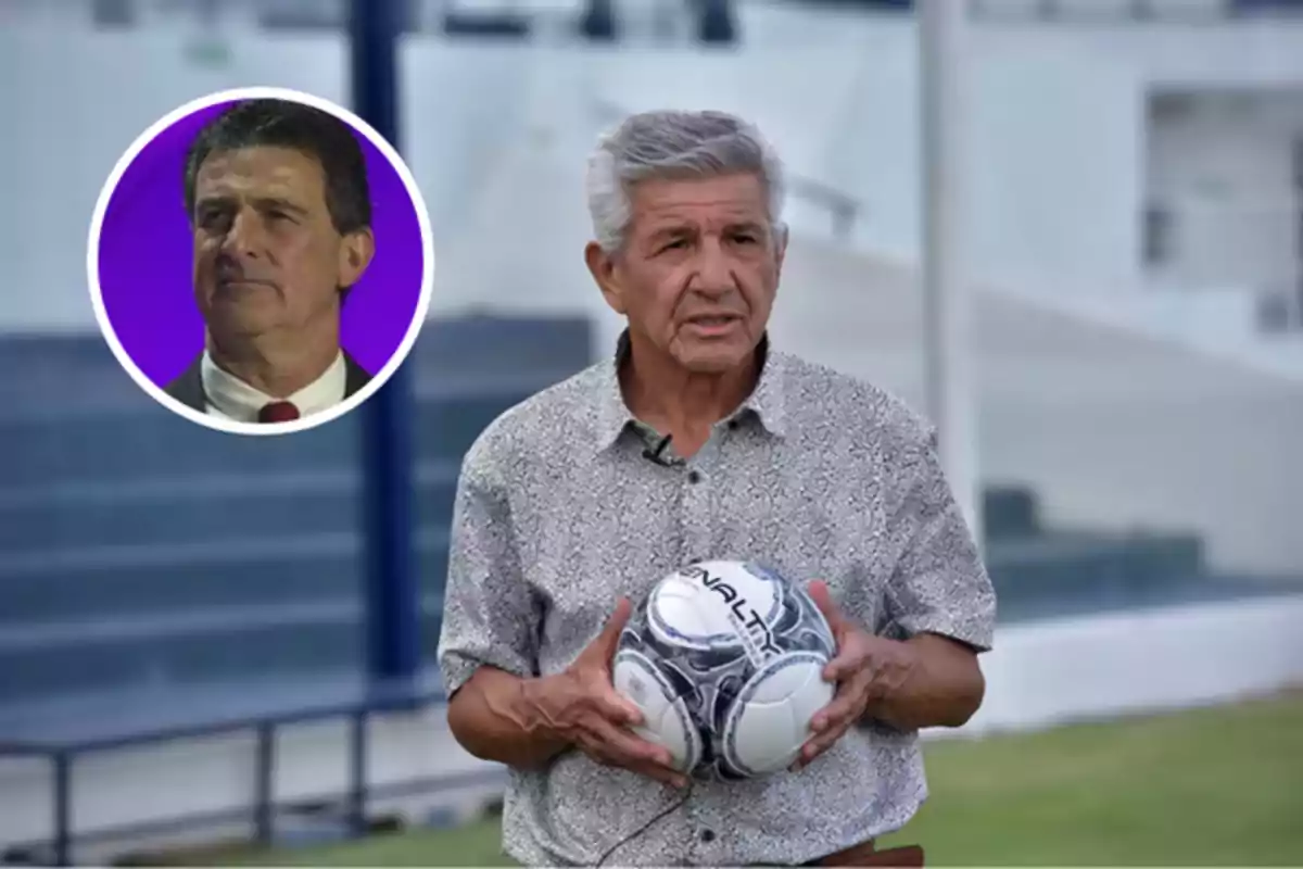 Un hombre mayor sostiene un balón de fútbol mientras está de pie en un campo deportivo, con una imagen circular de otro hombre en la esquina superior izquierda.