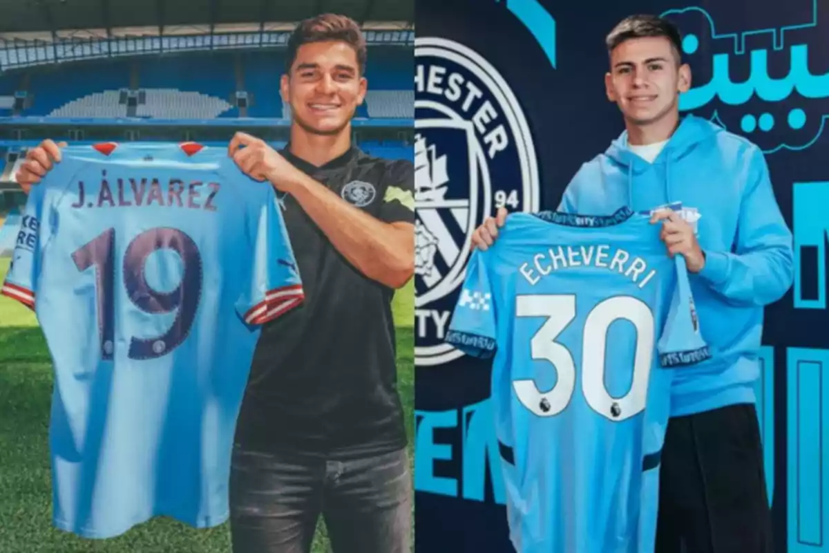 Dos futbolistas posan sosteniendo camisetas del Manchester City con los nombres J. Álvarez y Echeverri y los números 19 y 30 respectivamente Dos futbolistas posan sosteniendo camisetas del Manchester City con los nombres J. Álvarez y Echeverri y los números 19 y 30 respectivamente