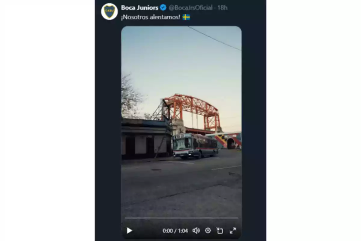 Una publicación de Boca Juniors en Twitter muestra un video con un autobús en una calle frente a un puente rojo. Una publicación de Boca Juniors en Twitter muestra un video con un autobús en una calle frente a un puente rojo.