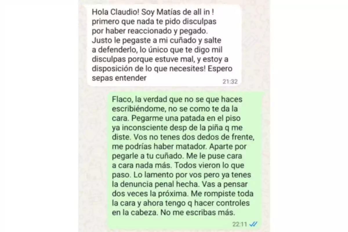 Una conversación de WhatsApp muestra a Matías disculpándose con Claudio por haber reaccionado y pegado, explicando que defendió a su cuñado. Claudio responde molesto, cuestionando por qué Matías le escribe después de haberle golpeado y pateado, mencionando que ya ha hecho una denuncia y que no le escriba más.