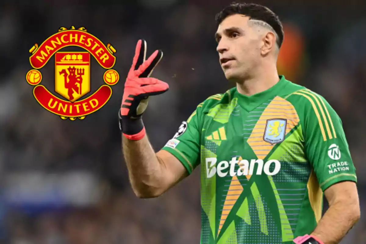 Portero con uniforme verde y guantes rosados haciendo un gesto con la mano y el escudo del Manchester United al fondo