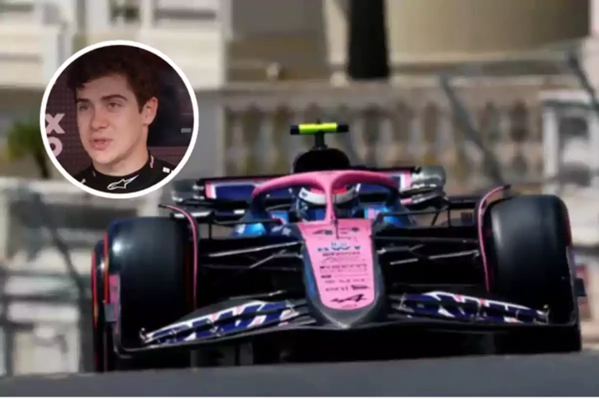 Un coche de carreras de Fórmula 1 en movimiento con un diseño en colores rosa y azul y un recuadro que muestra a un piloto.