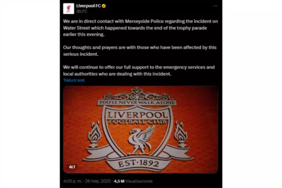 Publicación de Liverpool FC en redes sociales con un mensaje de apoyo tras un incidente y una imagen del escudo del club sobre fondo rojo Publicación de Liverpool FC en redes sociales con un mensaje de apoyo tras un incidente y una imagen del escudo del club sobre fondo rojo
