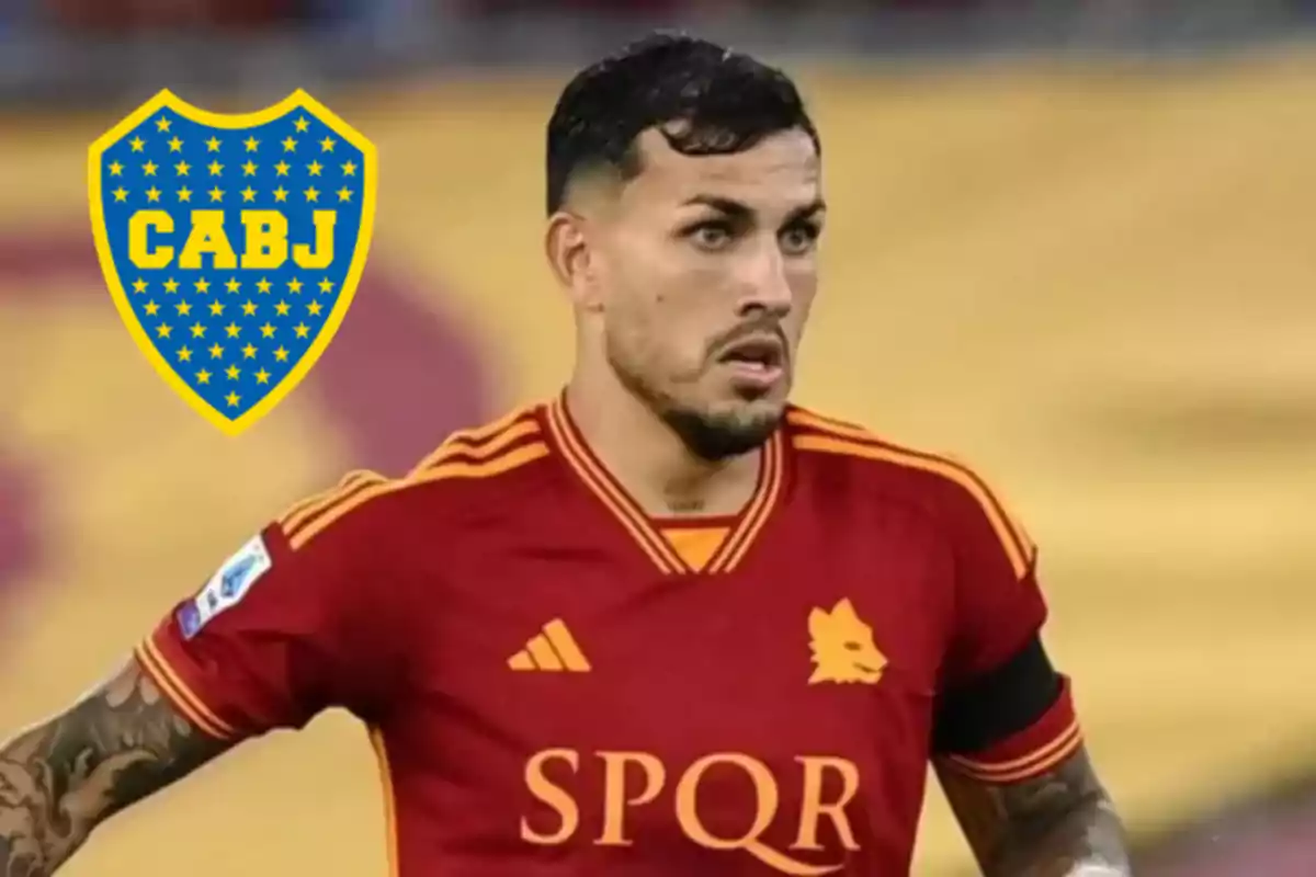 Futbolista con camiseta roja de la Roma y escudo de Boca Juniors en el fondo