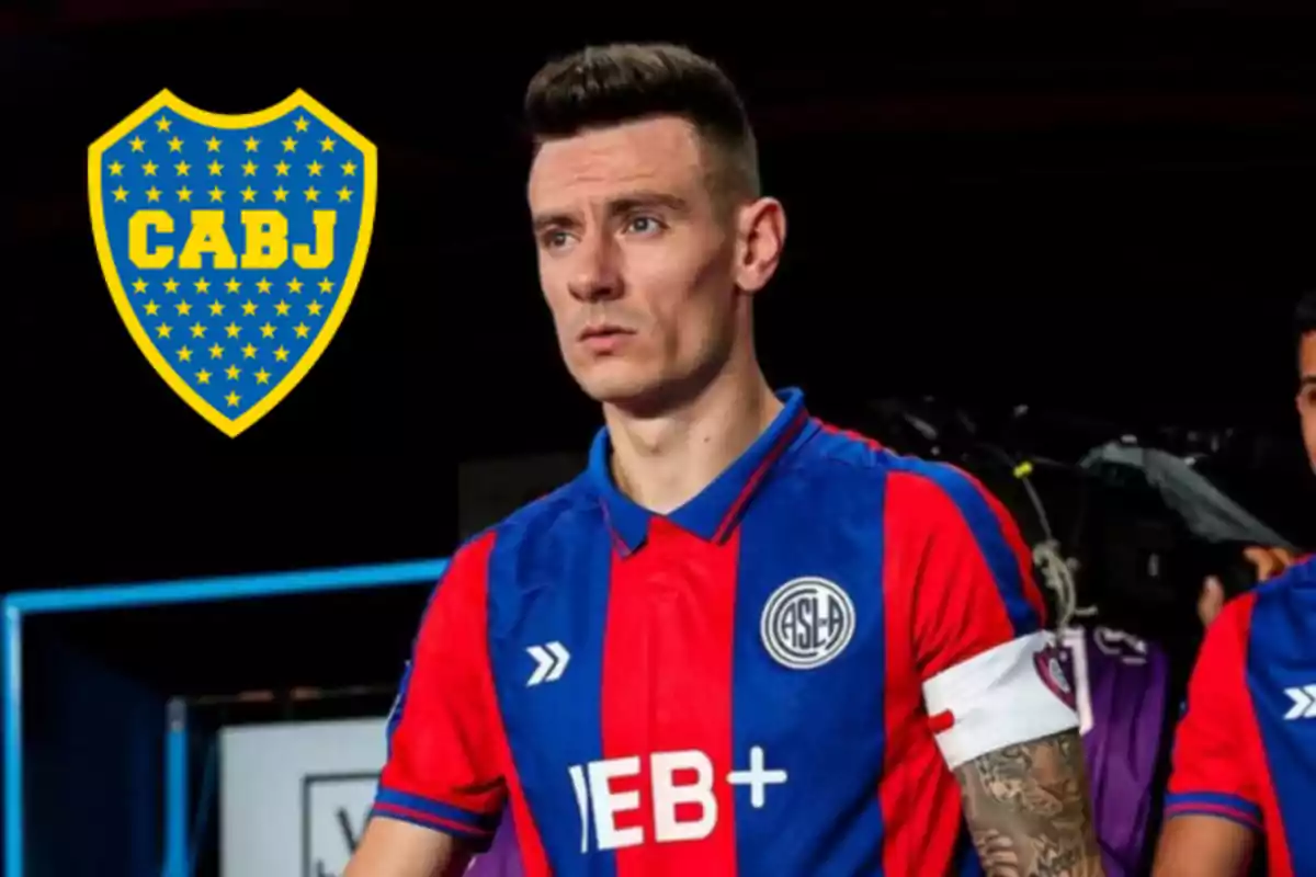 Futbolista con uniforme azul y rojo de San Lorenzo y un escudo de Boca Juniors en el fondo